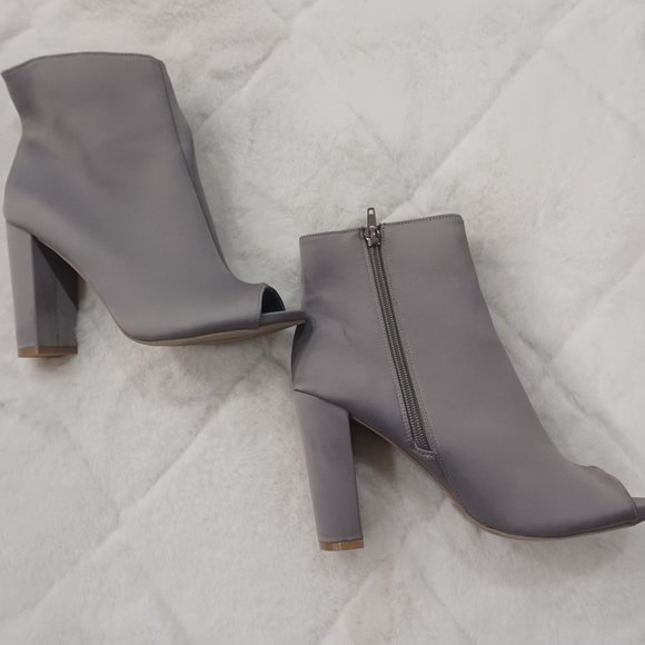 New Women Wild Diva Satin Peep Toe Block Heel Bootie Size 8 - Picture 3 of 7